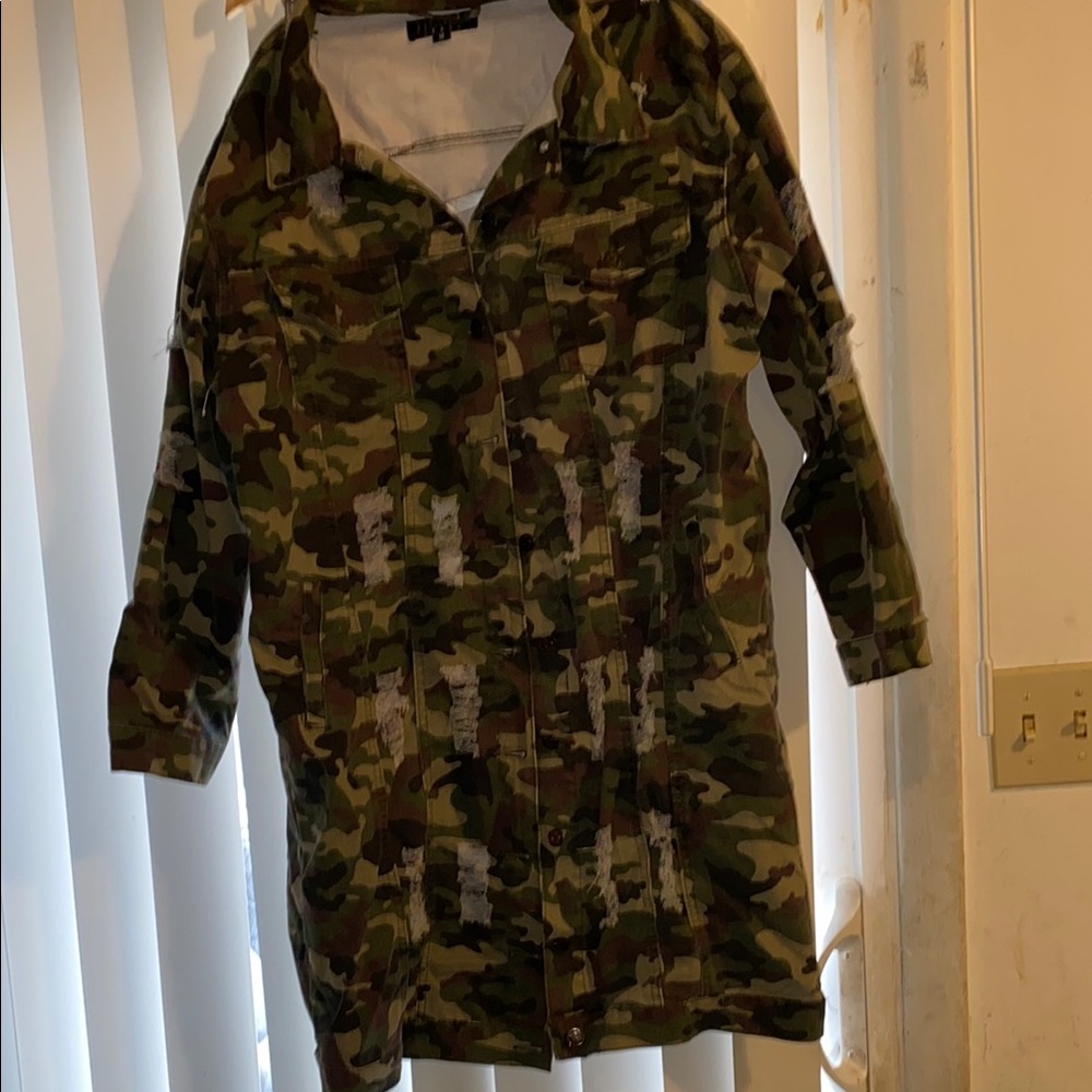 Thrill jeans Women's Distressed Jean Jacket Camouflage size  M Flap Pockets